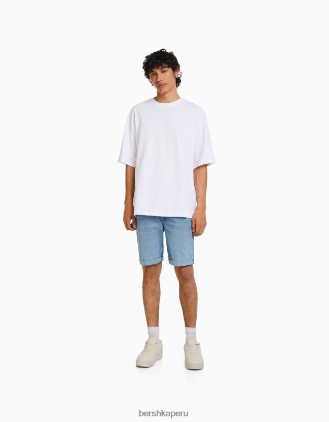 azul claro Bershka hombres bermudas vaqueras ajustadas con vuelta 806J6B3345