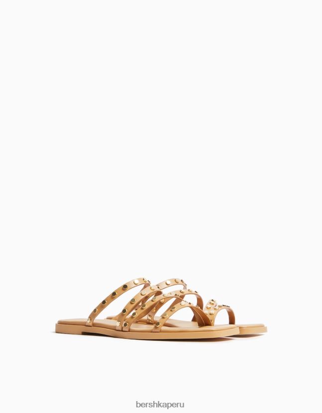 arena Bershka mujer sandalias planas con tachuelas 806J6B2236